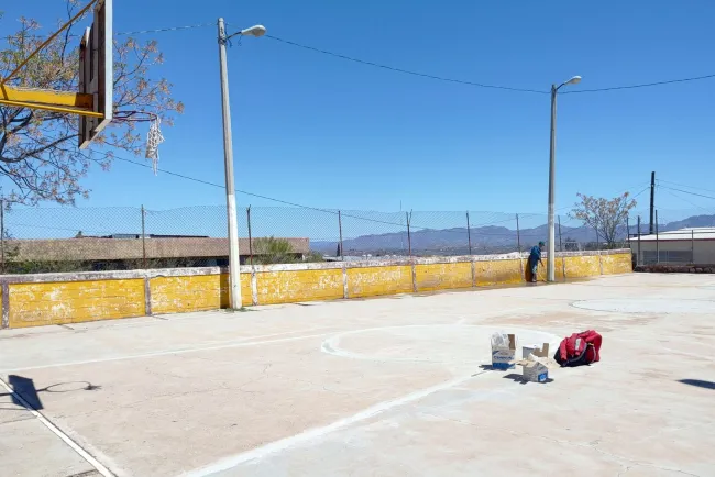 Rehabilitan canchas deportivas con recursos del Fopin