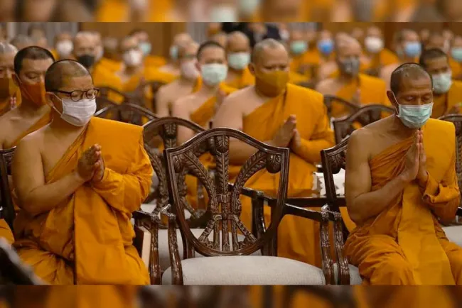 Arroja pareja en India más de 40 mdp a la calle para convertirse en monjes