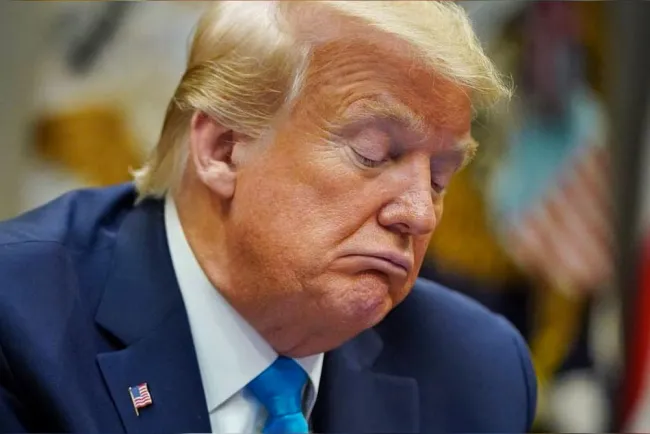 Empresa de Trump cae más de 10% tras enfrentar juicio