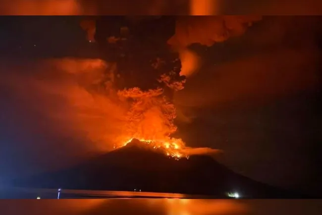 Hace volcán erupción en Indonesia; evacúan a cientos de personas