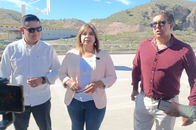 Funcionarios municipales supervisan avance en rehabilitación de canchas multiusos en Nogales