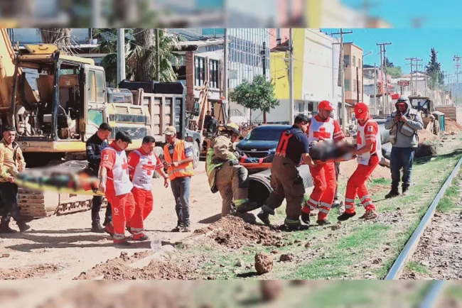 Rescatan a trabajadores sepultados en una zanja en la avenida Ruiz Cortines de Nogales