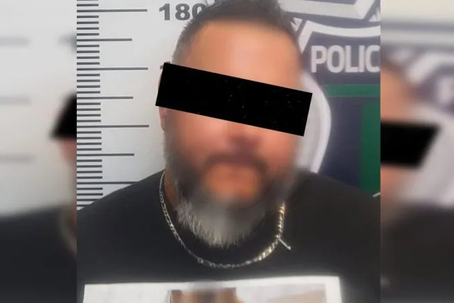 Queda embancado conductor ebrio y es detenido por las autoridades