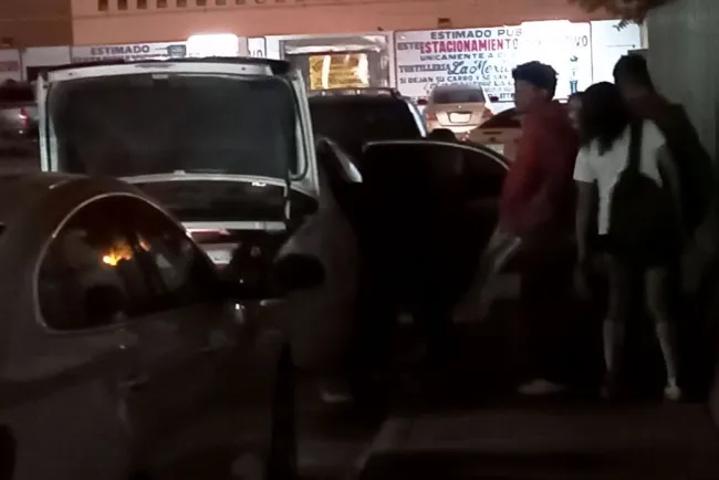 Atacan madre e hija a adolescente