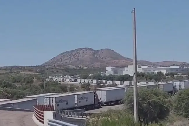 Congestionan carretera por problemas del sistema en la Aduana