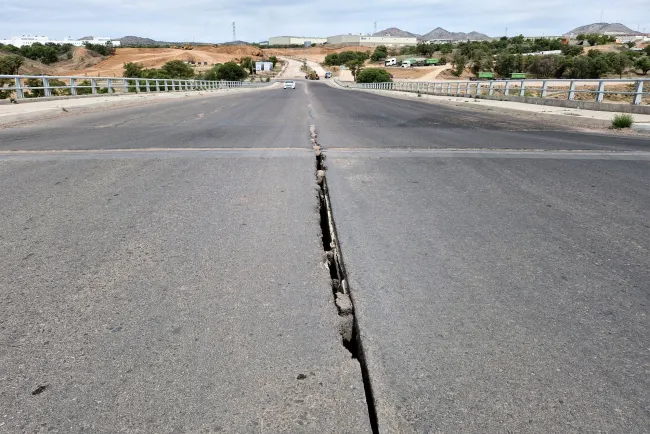 Revisan problema de cuarteadura de puente al sur de la ciudad