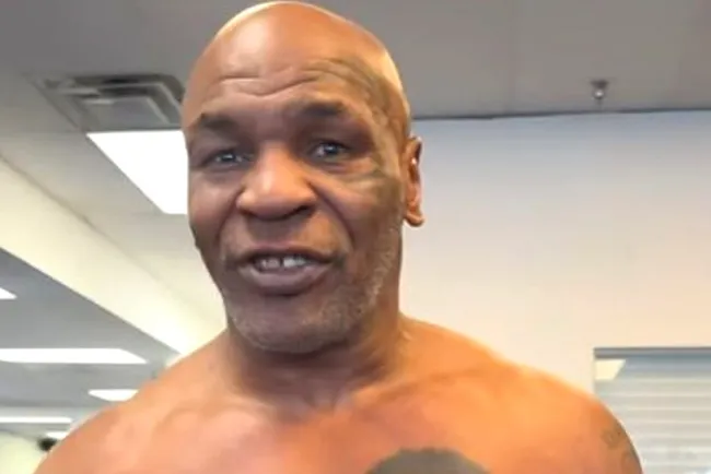 Se agarra Mike Tyson a ‘trompos’ en calle de Nueva York