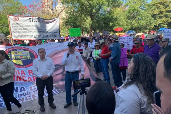 Marchan Staus y Steus para exigir mejores prestaciones