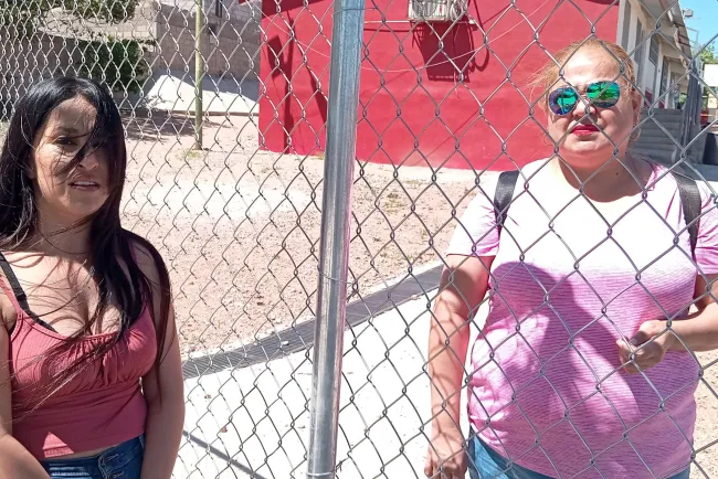 Toman padres de familia instalaciones de primaria de Nuevo Nogales