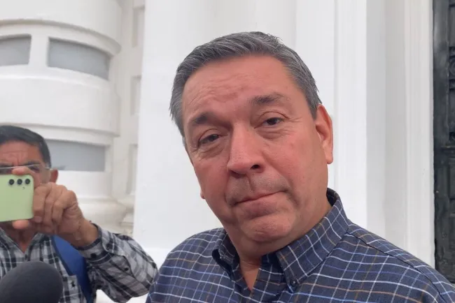 Prohíbe la SEC pidan cuotas en escuelas para aires