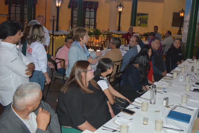 Fortalece contacto Lety Amparano con la comunidad