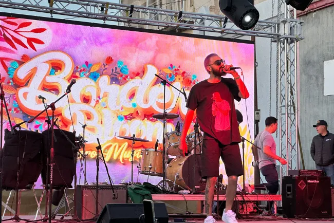 Presentan festival “Border Bloom” y viste de flores el muro divisorio