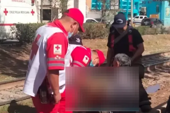 Hombre trampea tren y cae sobre las vías en Nogales