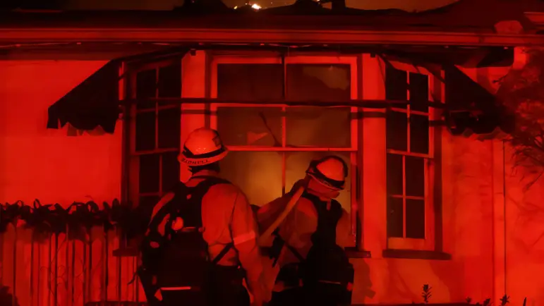 Incendio en Malibú deja restos humanos
