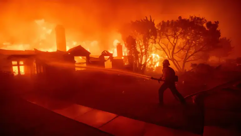 Incendio destruye bodega en Ecatepec: millonarias pérdidas
