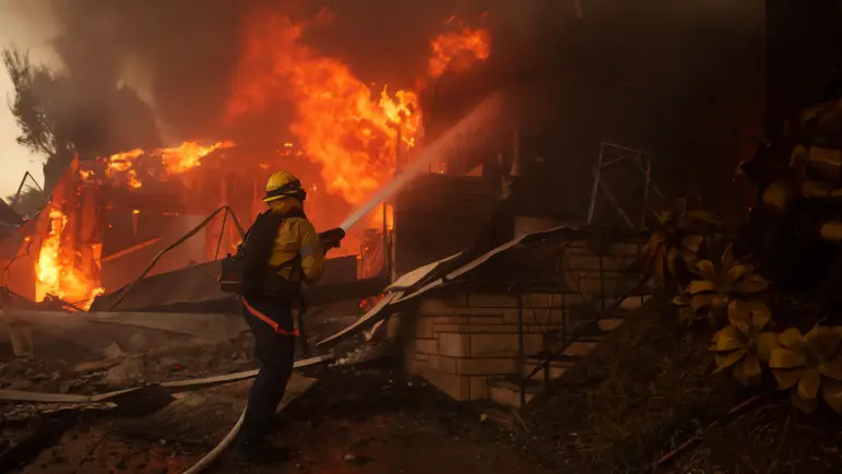 California frena las subidas de seguros tras los incendios
