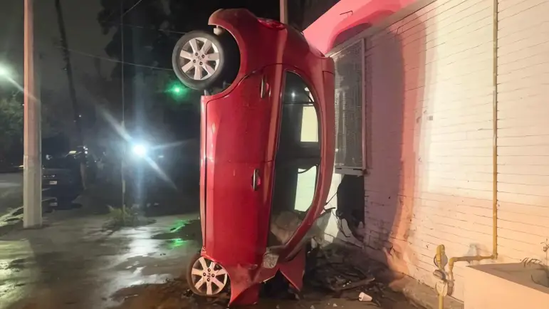 Choque en Monterrey deja conductor con fracturas
