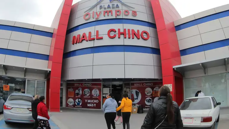 El misterio de las ocho maletas: ¿cierre inminente del Mall Chino?
