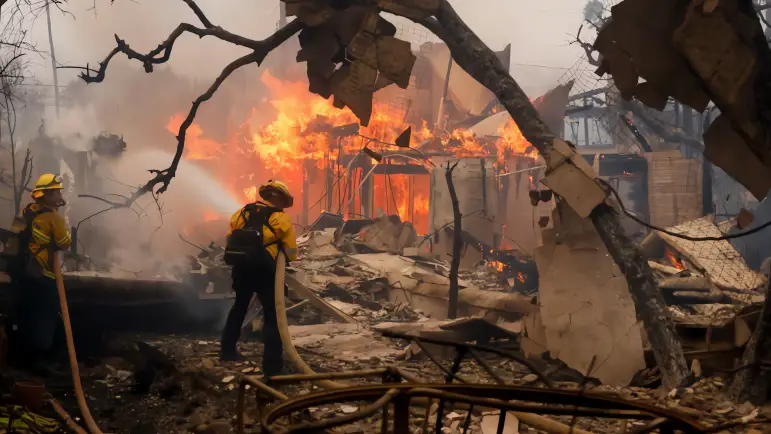 California declara moratoria de seguros tras incendios devastadores
