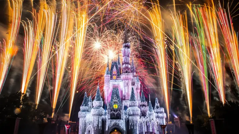 Fuertes vientos cancelan espectáculo de fuegos artificiales en Disneyland
