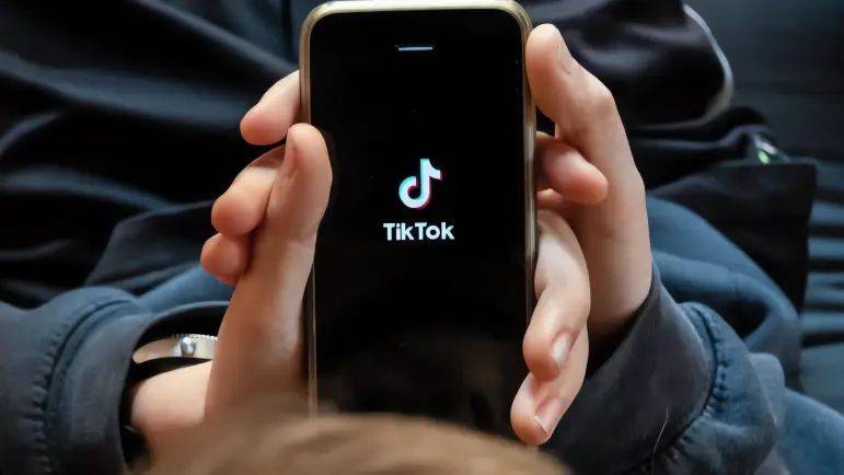 Ley europea amenaza con multas millonarias a Apple y Google por alojar TikTok
