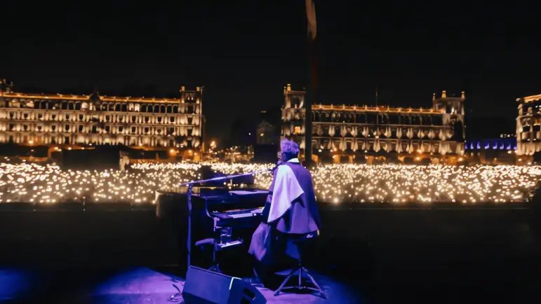 Fito Páez enciende el Zócalo: 80,000 almas en concierto gratuito
