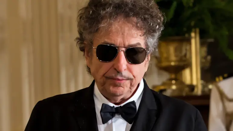 Manuscrito de Bob Dylan alcanza precio récord de $508,000
