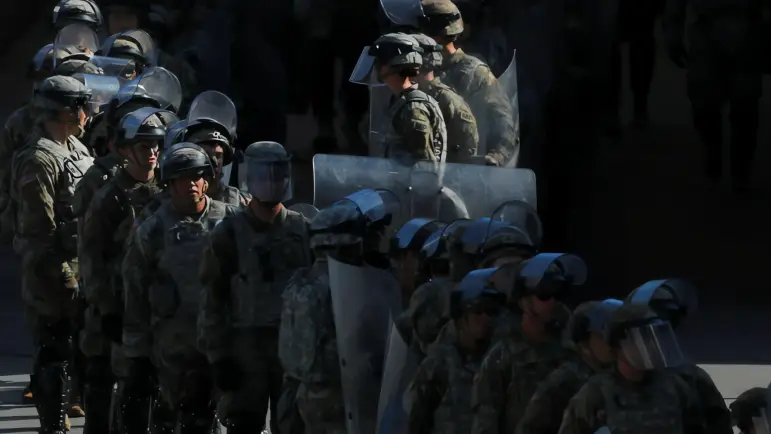 Trump despliega tropas en la frontera con México, invocando posible ley de insurrección
