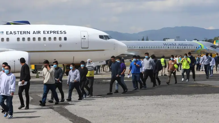 Traslado aéreo de migrantes a Guatemala
