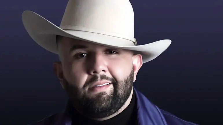 Rumor de homosexualidad impulsa la popularidad de Carín León en TikTok
