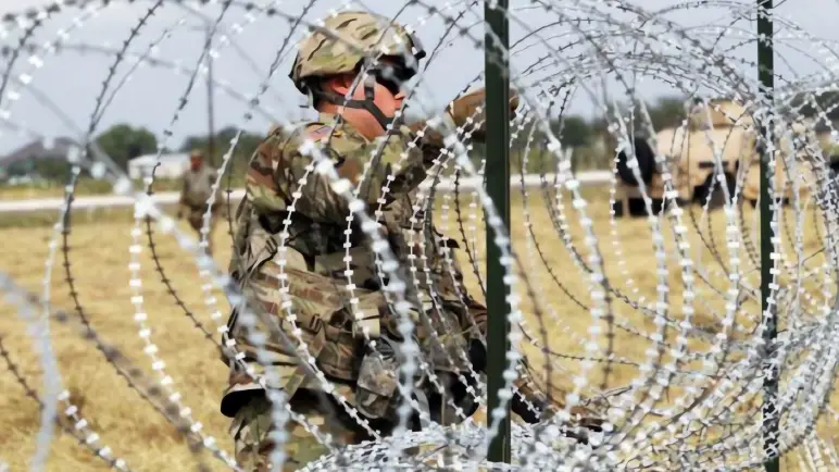 Alambre de púas refuerza la seguridad fronteriza en Yuma
