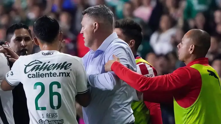 Óscar García sancionado con tres partidos por agresión
