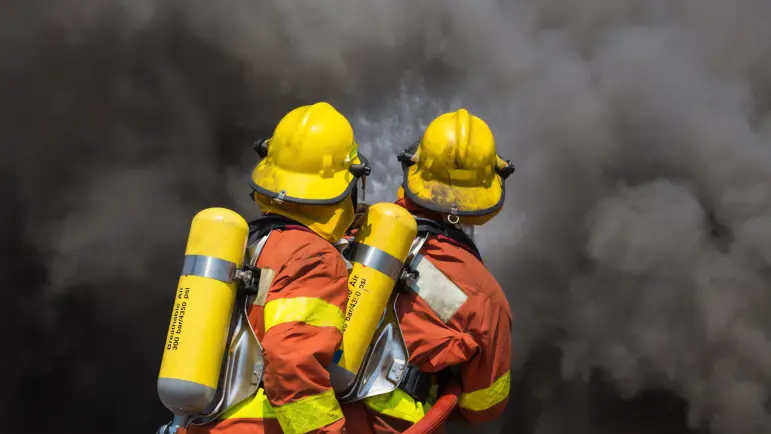 Incendio en Phoenix deja a una mujer herida y ocho desplazados
