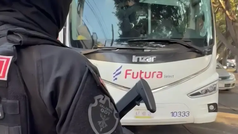 Normalistas bloquean vialidades de Guadalajara con autobuses de migrantes
