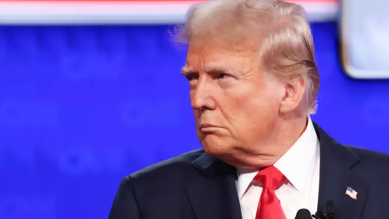 Juez bloquea la prohibición de Trump a la atención médica para jóvenes transgénero
