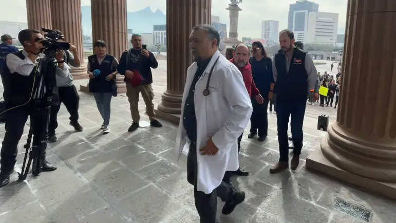 Veterinarios de Monterrey protestan tras asesinato de colega
