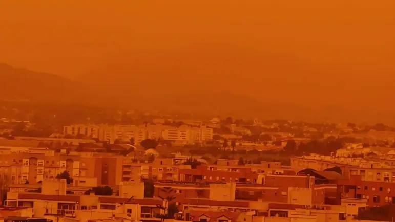 Polvo Sahariano tiñe de rojo el cielo español
