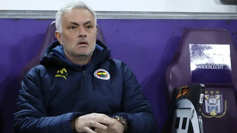 Mourinho enfrenta acusaciones de racismo en Turquía
