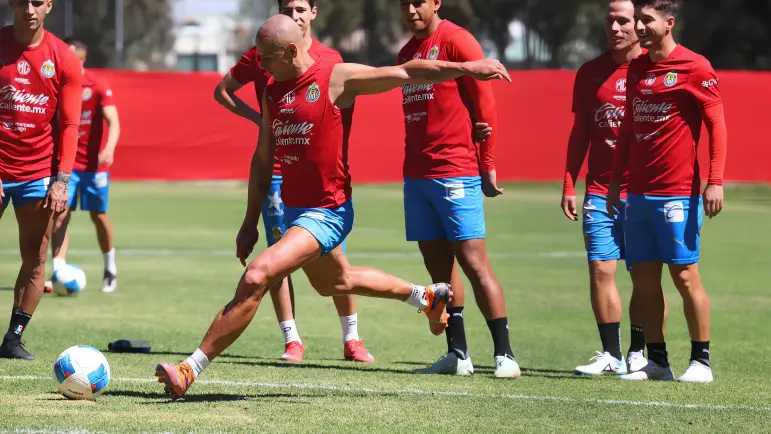 Espinoza debuta con Chivas ante América
