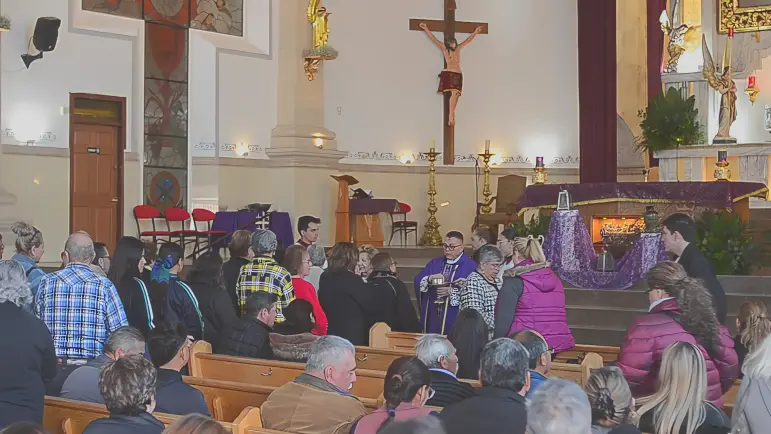 Miles de nogalenses reciben la imposición de ceniza