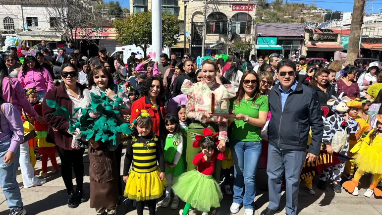 Desfile primaveral de Nogales: Un arcoíris de alegría infantil
