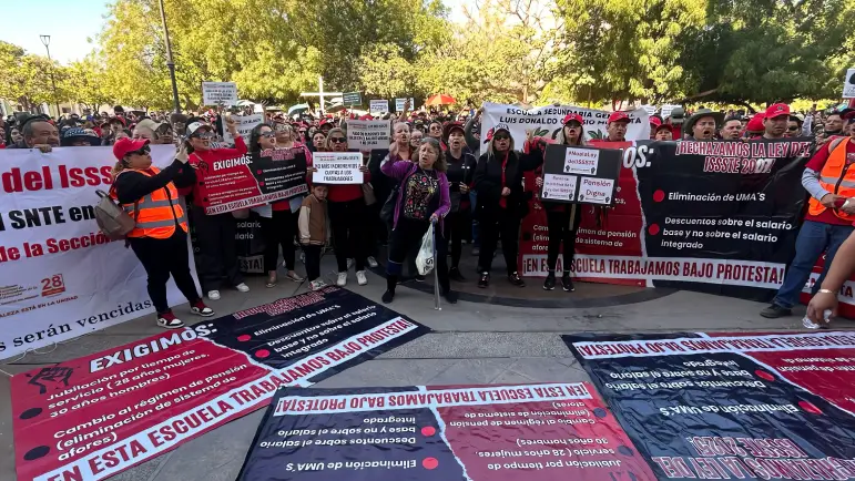 Profesores de Hermosillo protestan contra reforma al ISSSTE
