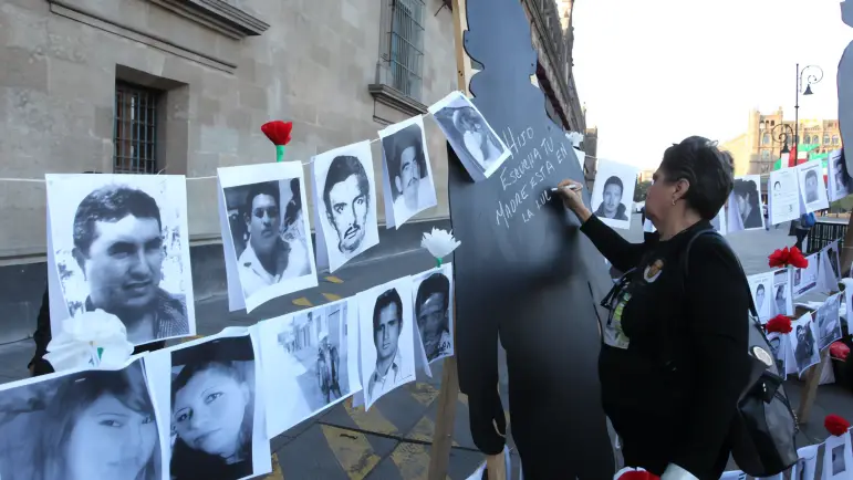 Familiares de desaparecidos presionan a Sheinbaum por inclusión en reformas
