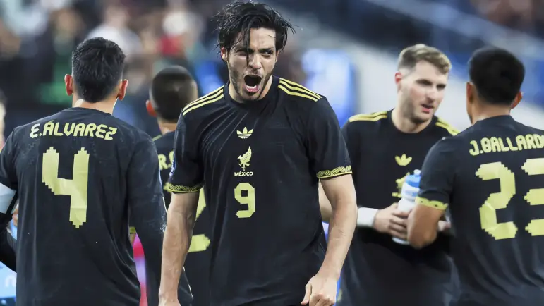 Doblete de Jiménez lleva a México a la final
