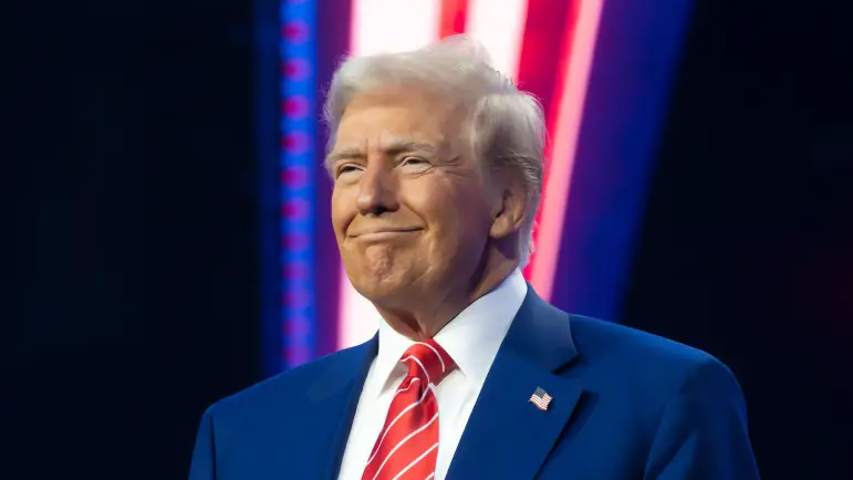 Trump aumenta aranceles a autos importados al 25%
