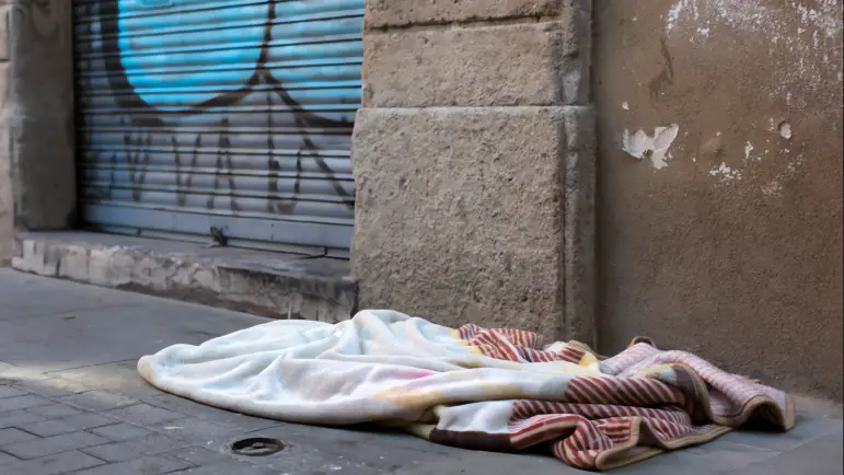 Controversia en Arizona: Alojar a personas sin hogar en hoteles genera debate
