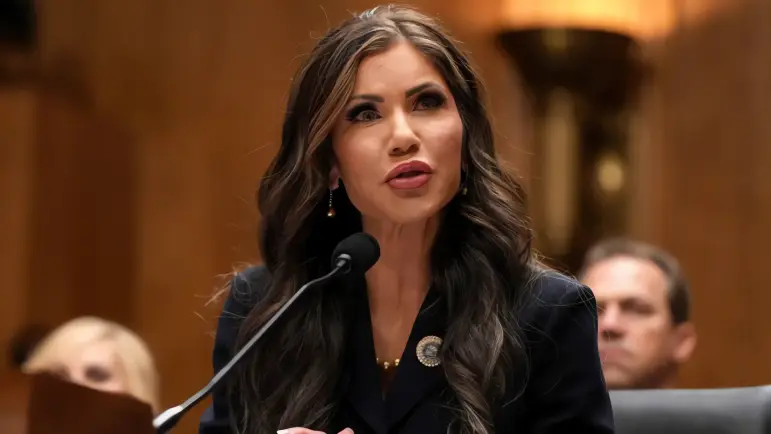 Le roban el bolso a secretaria de seguridad Kristi Noem en Washington D.C.