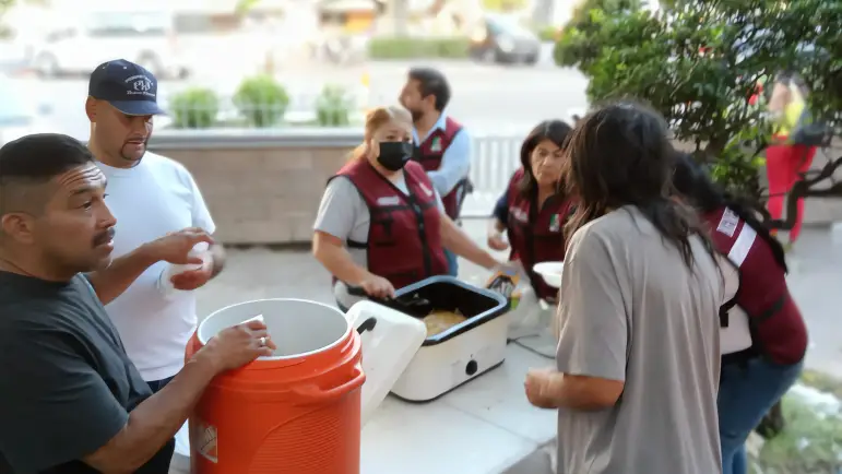 Programa "Café, Pan y Abrigo" brinda apoyo social
