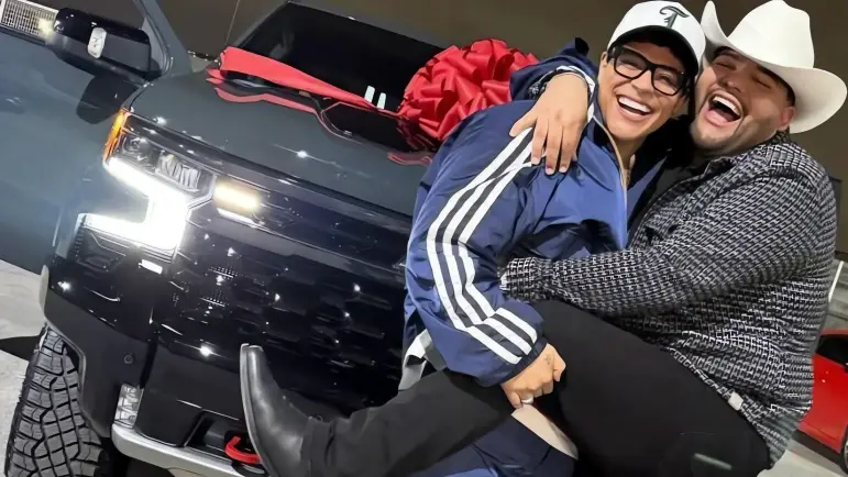 Eduin Caz sorprende a Dylan Camacho con camioneta: ¡un regalo de amistad!
