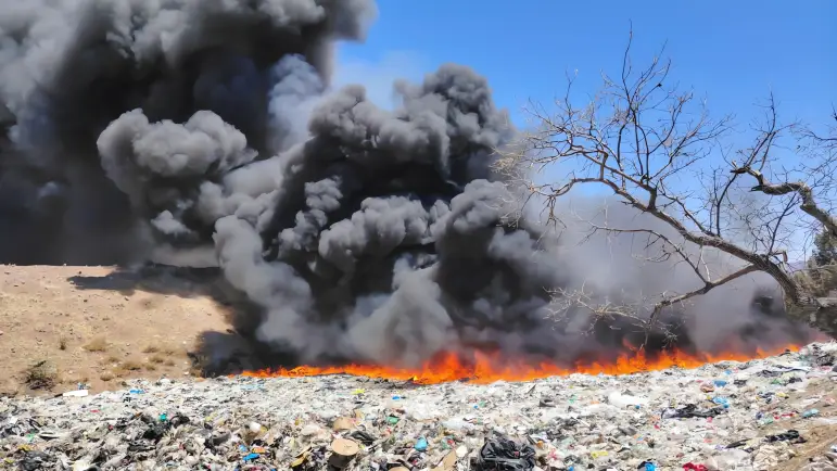 Bomberos de Nogales controlan incendio en relleno sanitario
